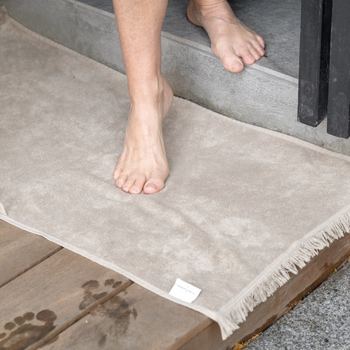 Lille sandfarvet håndklæde