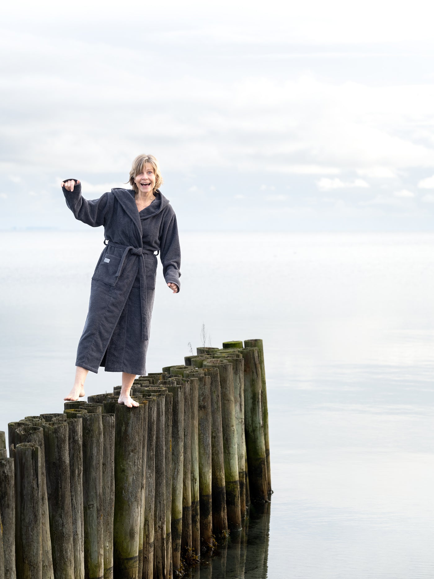 Badekåben Stenen med hætte - Grå