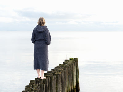 Badekåben Stenen med hætte - Grå