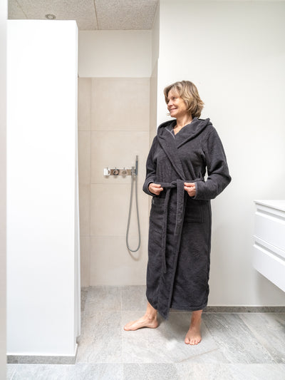 Badekåben Stenen med hætte - Grå